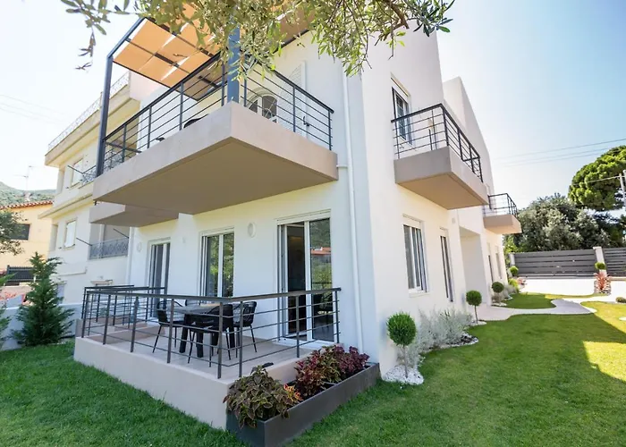 Two Olive Trees פסאתופירגוס